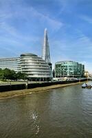 una vista del río támesis en londres foto