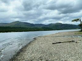 un ver de conistón agua en el lago distrito foto