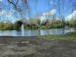 una vista de un parque en londres foto