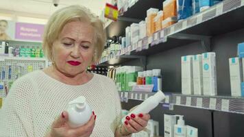 charmant Sénior femme souriant, choisir entre deux des produits à le pharmacie video