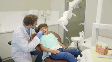 feliz pequeno Garoto Alto cinco dele dentista depois de bem sucedido dental exame video
