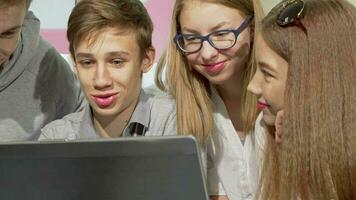 Adolescência Garoto usando computador portátil às escola, estudando com dele colegas de classe video