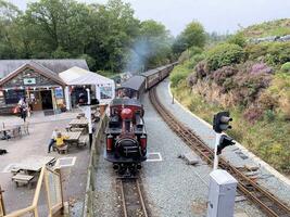 norte Gales en el Reino Unido en septiembre 2023. un ver de un vapor tren a tan-y-bwlch estación en norte Gales foto