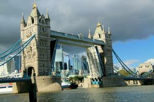 A view of Tower Bridge opening and closing its drawbridge photo