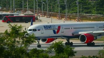 phuket, Thailand november 26, 2016 - boeing 757, vpbpb van azur lucht Aan de landingsbaan Bij phuket luchthaven, kant visie. de vlak is klaar naar nemen uit video