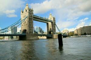 A view of Tower Bridge opening and closing its drawbridge photo