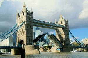 A view of Tower Bridge opening and closing its drawbridge photo