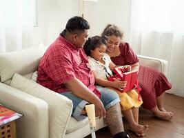 familia padre madre papá mamá hijo niña tipo niño contento sonrisa caja regalo conjunto rojo color negro historia mes africano americano Asia país nación grupo persona personas humano juntos afro pelo festival fiesta foto