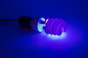 uv compacto - ultravioleta ccfl - lámpara fluorescente de cátodo frío sobre superficie blanca foto