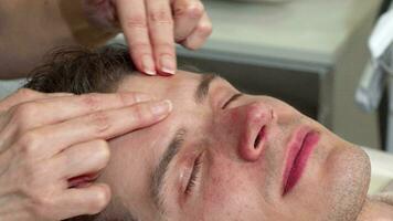 ritagliata tiro di un' professionale massaggiatrice massaggio preceduto di maschio cliente video