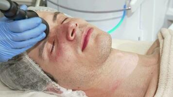 Mens ontvangen gelaats echografie cavitatie behandeling door schoonheidsspecialist video