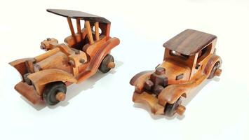 hecho a mano de madera juguete coche en un blanco antecedentes foto