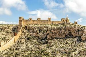 jayran pared - un árabe muro- y cerro san cristobal colina en almería, Andalucía, España foto