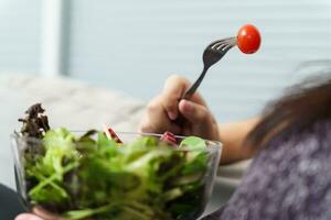 asiático exceso de peso mujer dieta peso pérdida comiendo Fresco Fresco hecho en casa ensalada sano comiendo concepto obeso mujer con peso dieta estilo de vida. foto