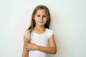 niña contento con pega yeso en brazo después vacunación. generar ai foto