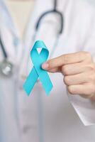 azul noviembre próstata cáncer conciencia mes, médico con azul cinta en hospital para apoyo personas vida y enfermedad. cuidado de la salud, internacional hombres, padre, diabetes y mundo cáncer día foto