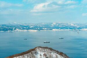 hermosa paisaje y paisaje urbano desde hakodate montaña con nieve en invierno estación. punto de referencia y popular para atracciones en Hokkaidō, japon.viajes y vacaciones concepto foto