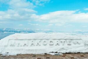 hermosa paisaje y paisaje urbano desde hakodate montaña con nieve en invierno estación. punto de referencia y popular para atracciones en Hokkaidō, japon.viajes y vacaciones concepto foto