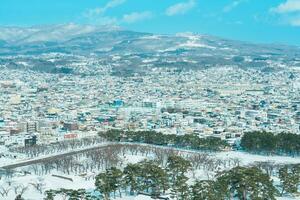 hermosa paisaje y paisaje urbano desde goryokaku torre con nieve en invierno estación. punto de referencia y popular para atracciones en Hokkaidō, japon.viajes y vacaciones concepto foto