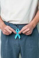 azul noviembre próstata cáncer conciencia mes, hombre con azul cinta en próstata glándula o urinario vejiga para apoyo personas vida y enfermedad. cuidado de la salud, internacional hombres, padre y mundo cáncer día foto