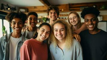 un grupo de joven adultos adentro sonriente mirando a cámara foto