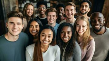 un multi étnico grupo de joven adultos sonriente foto