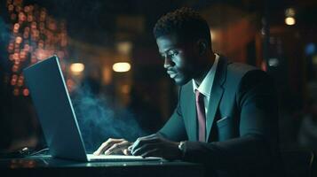 africano americano empresario utilizando computadora con expertis foto