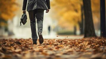 otoño hojas que cae empresario caminando al aire libre foto