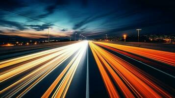 borroso movimiento en múltiple carril autopista a noche foto