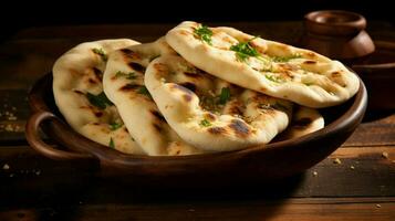 recién horneado naan un pan en rústico madera cuenco foto