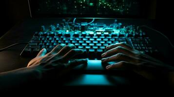 humano mano mecanografía en computadora teclado a noche foto