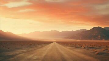 montaña rango en tranquilo puesta de sol polvoriento la carretera viaje foto