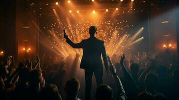 Club nocturno cantante ejecutando para iluminado audiencia foto
