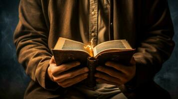 uno persona participación un libro estudiando sabiduría foto