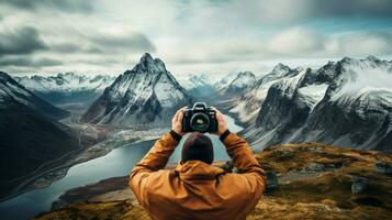 uno persona participación cámara fotografiando montaña pico foto