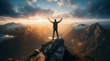 en pie triunfantemente encima rocoso montaña pico brazos aumento foto