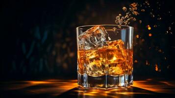 whisky en hielo en brillante vaso movimiento foto