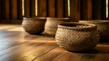 tejido Paja cesta en un fila en antiguo pasado de moda de madera piso foto