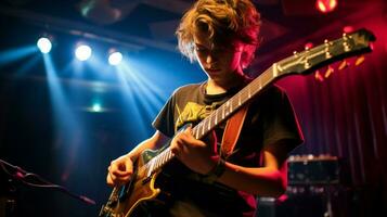 joven músico realiza rock música en etapa foto