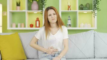 Jeune femme Souffrance de maux d'estomac. video