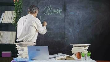 The historian man writing Fatih Sultan Mehmet on the blackboard. video