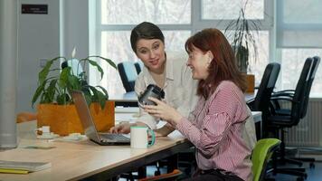 Businesswoman discussing virtual reality goggles she is using with a colleague video