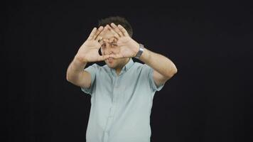 Mann Herstellung Herz Zeichen beim Kamera. video