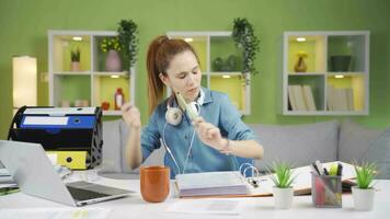 content affaires femme travail de Accueil Heureusement travail sur leur travail. video