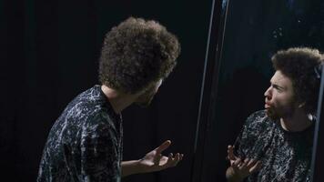 Psychologe sieht aus beim das Spiegel wie seltsam und gefährlich video