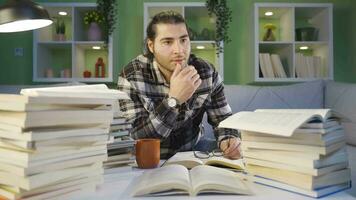 universidade aluna com cansado olhos. video