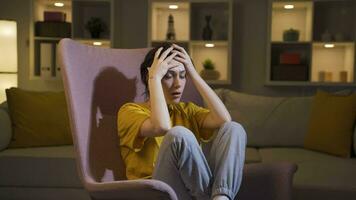 ten einde raad jong vrouw met haar handen Aan haar hoofd. depressief. video