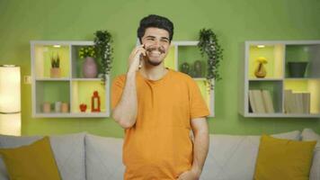 feliz jovem homem falando em a telefone, conversando. video