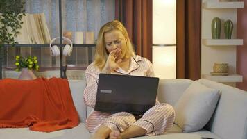 vrouw gebruik makend van laptop aan het liegen naar beneden valt in slaap. video