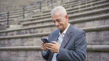 il uomo chi felicemente mette il Telefono per il suo cuore ha caduto nel amore. video